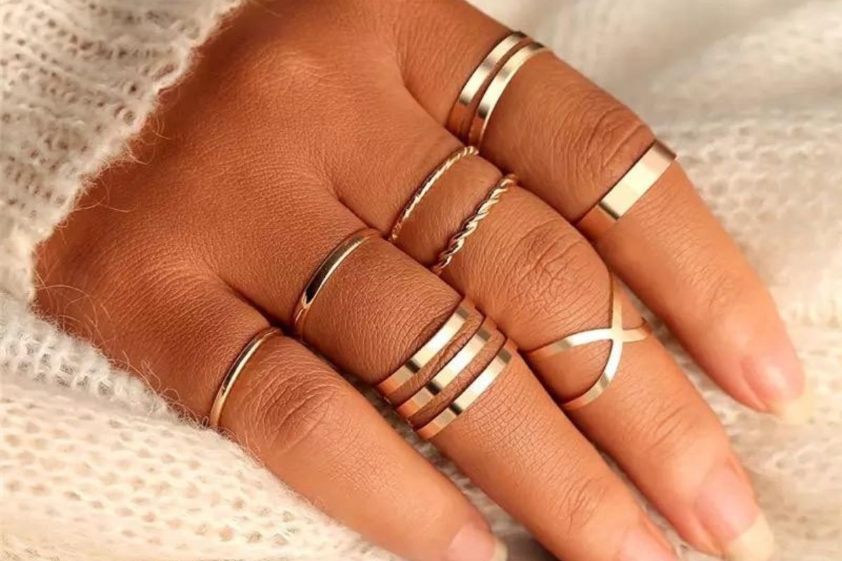 Voici la signification des bagues à chaque doigt de la main