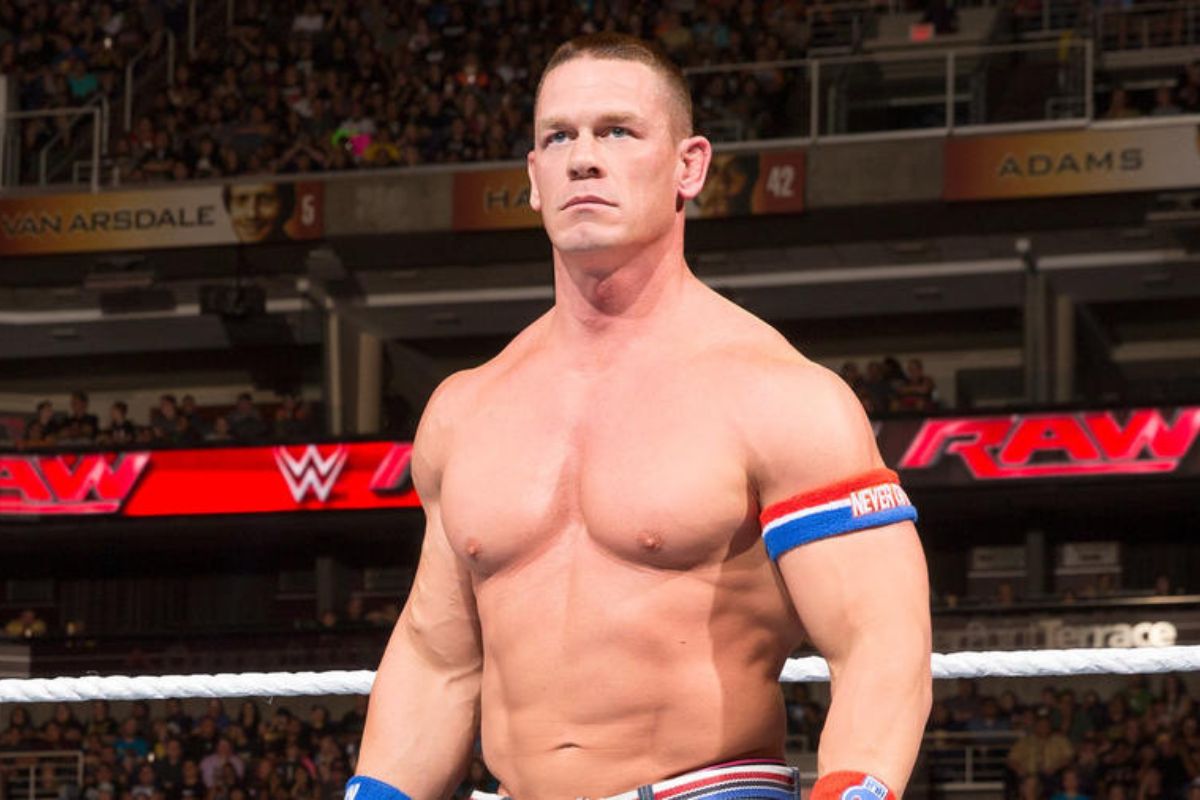 John Cena : le catcheur aperçu en mini-jupe et talons, la toile en ébullition (photos)
