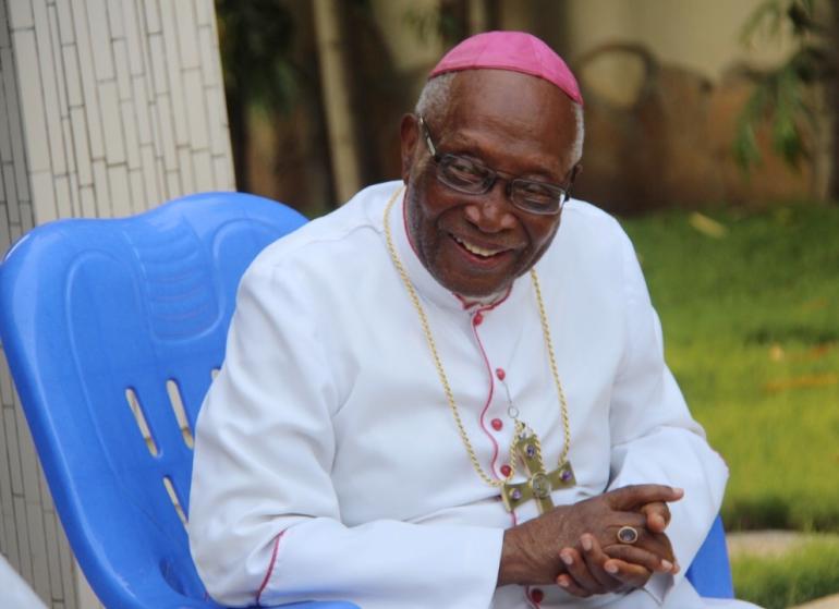 Togo : Mgr Philippe Kpodzro à l’agonie ? L’image du prélat sur son lit d’hôpital choque
