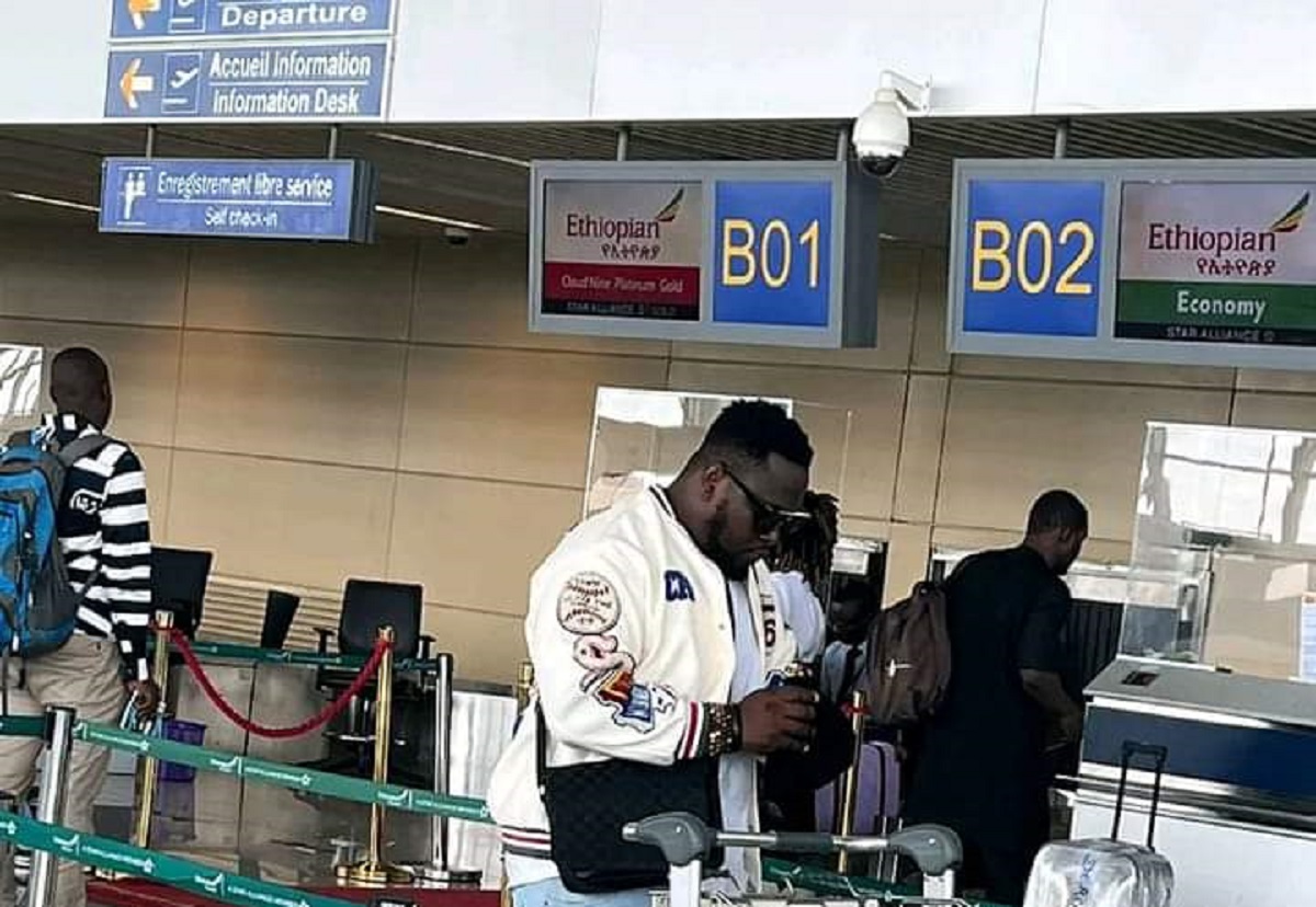 Peewii : le rappeur quitte le Togo pour une destination très prisée, la toile en feu