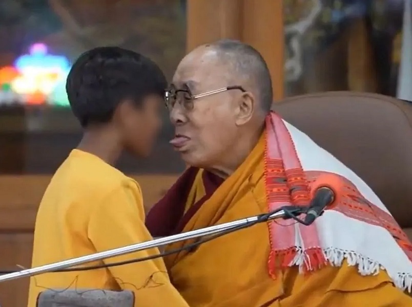 Dalaï Lama tire la langue à un enfant ; la vraie signification de son geste