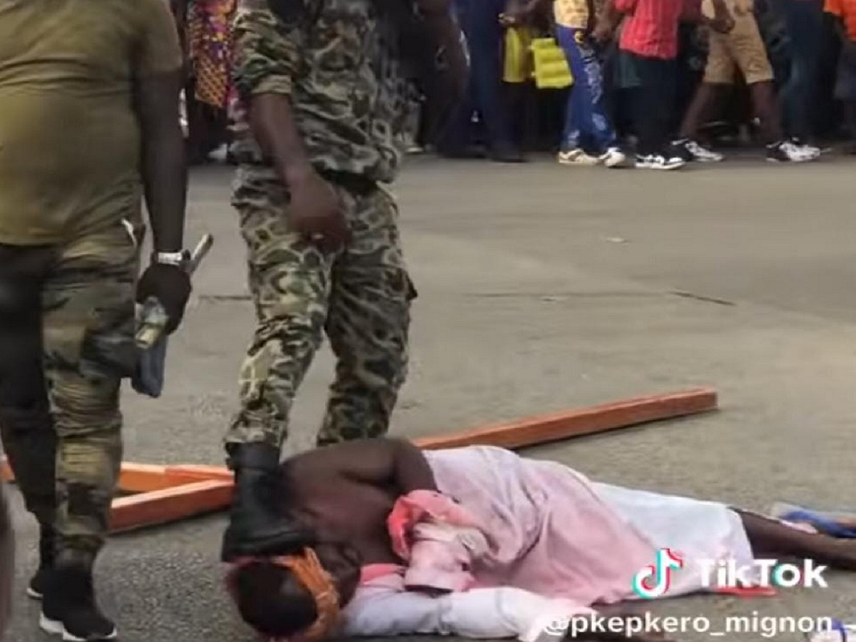 Le chemin de croix vire en un règlement de compte ; le pseudo « Jésus » se fait tabasser copieusement et abandonne sa croix (vidéo)