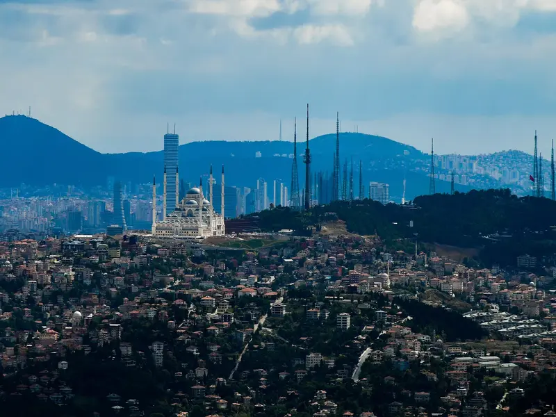 Turquie : Un nuage noir recouvre Istanbul transformant le jour en nuit (vidéo)