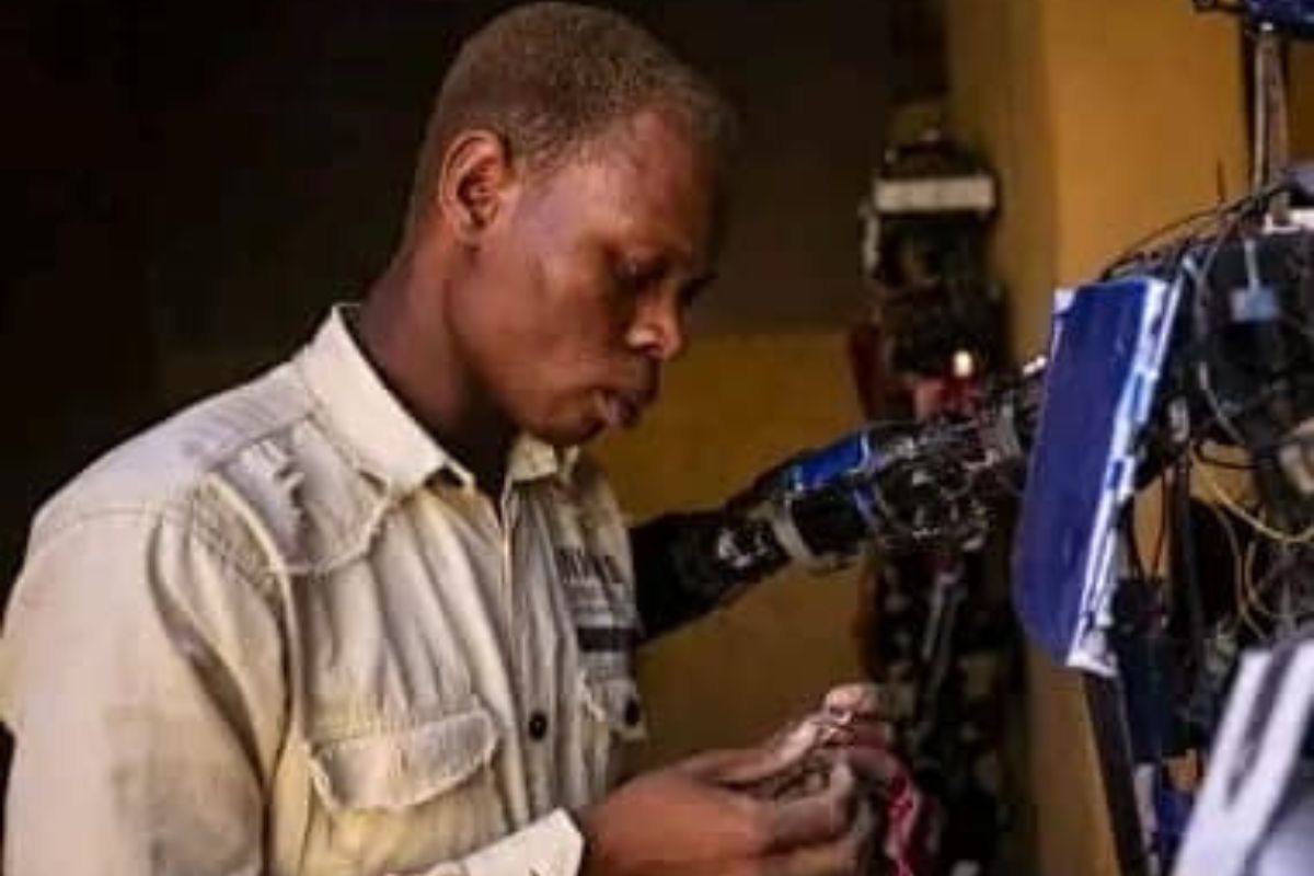 Soudan : un jeune fabrique des robots à partir de déchets (photos)