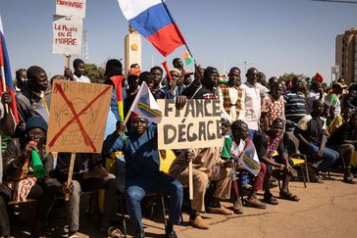 Burkina Faso : Ibrahim Traoré porte un coup dur à la France, suspension de…