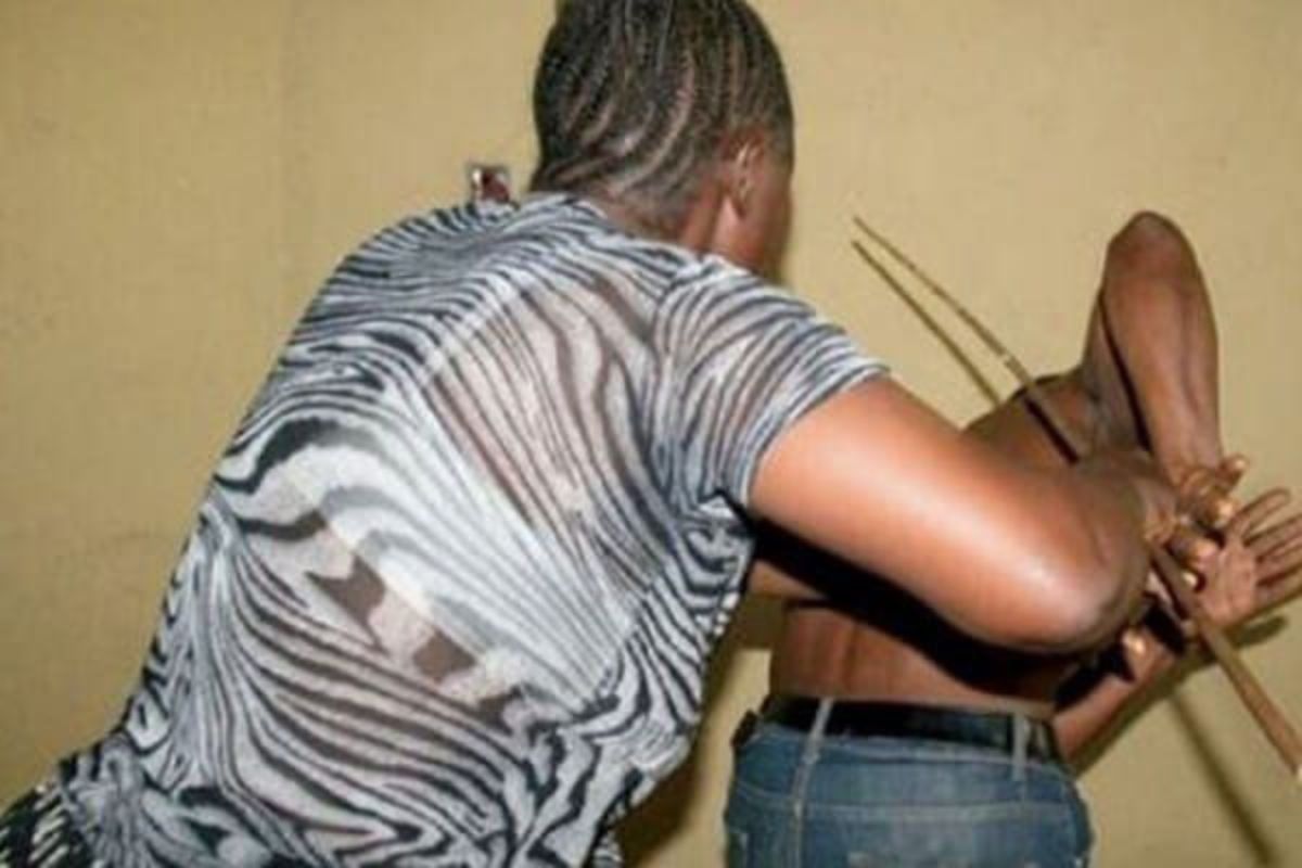 homme battu par femmes
