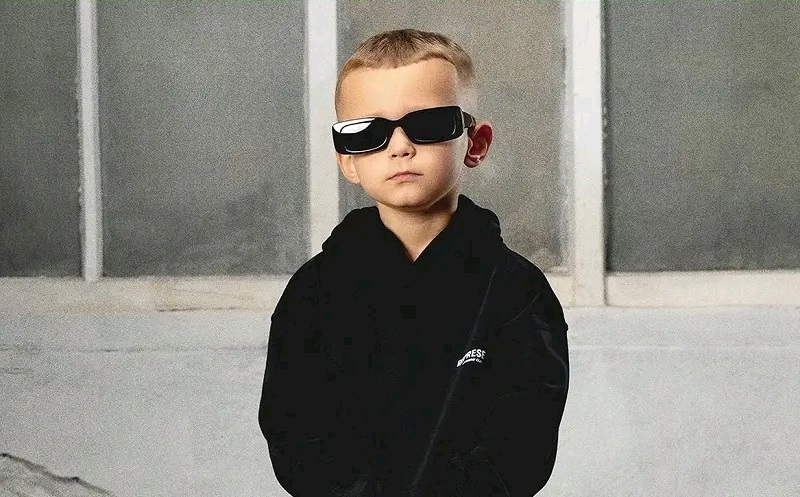 Ce jeune garçon de 4 ans totalise 3,8 millions d’abonnés sur Instagram ; voici ce qu’il fait