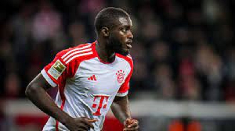 Dayot Upamecano rouge