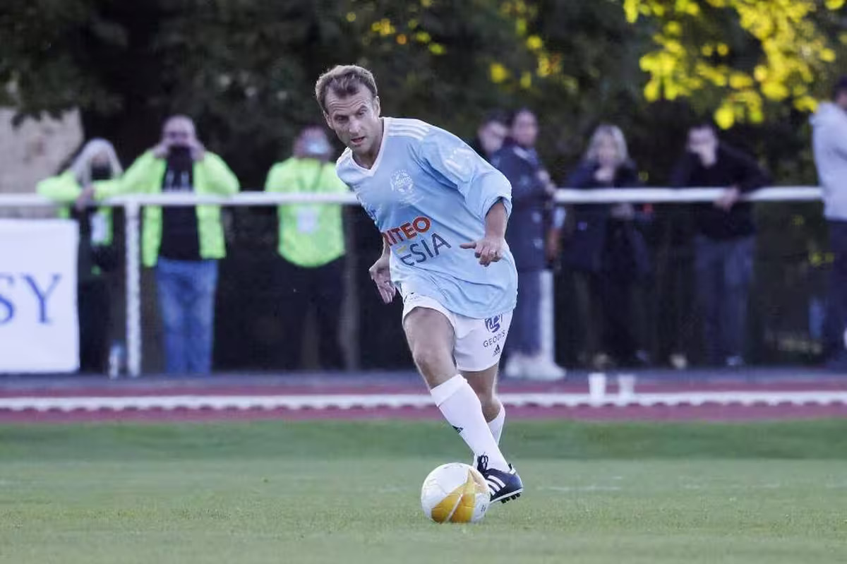 Foot : il est de retour, le président Macron chausse ses crampons pour cette occasion