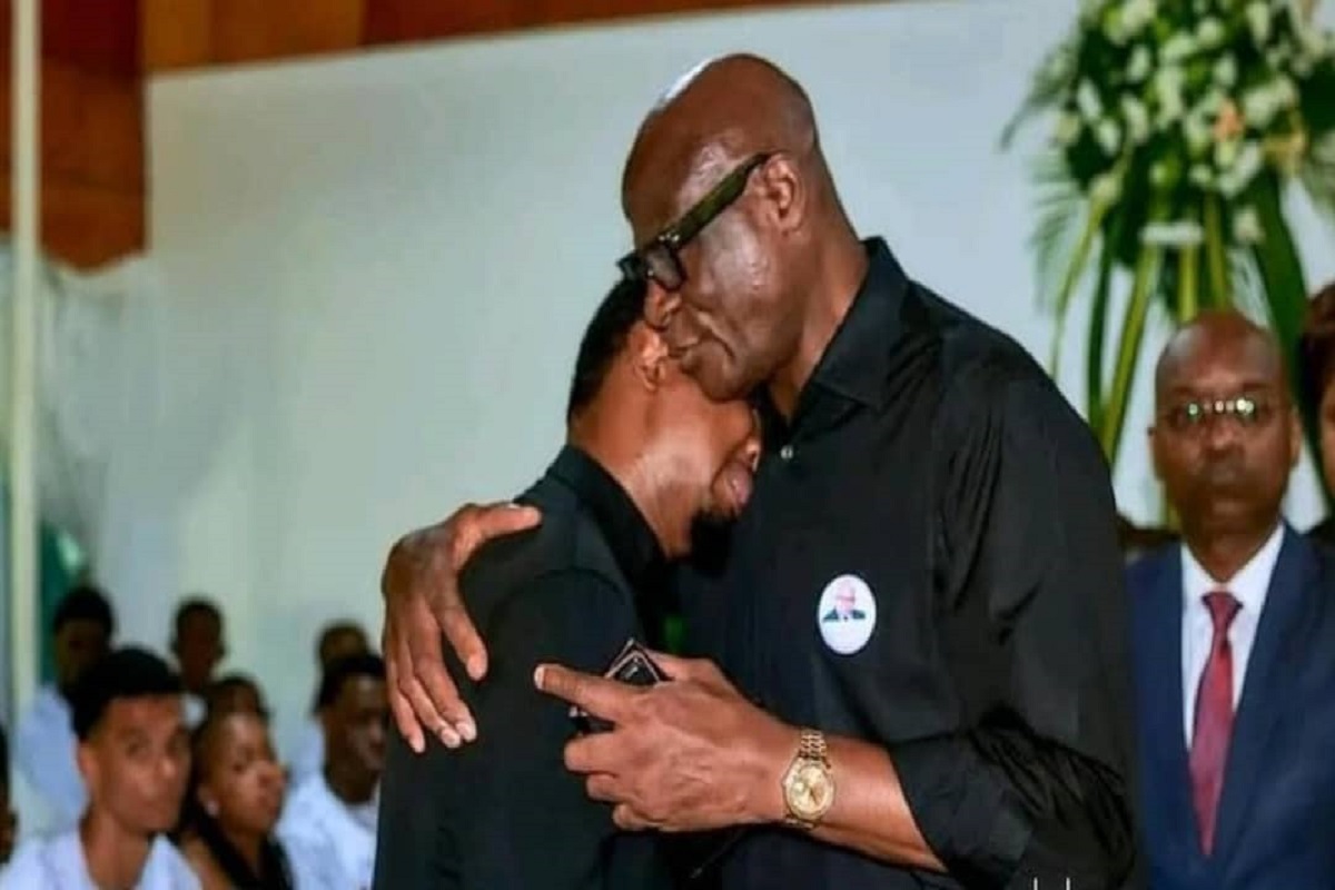 Samuel Eto’o inconsolable aux obsèques de son papa; les images déchirantes(photos)