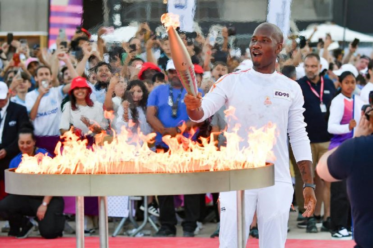 JO Paris 2024 : les images de Didier Drogba avec la flamme olympique dévoilées (vidéo)