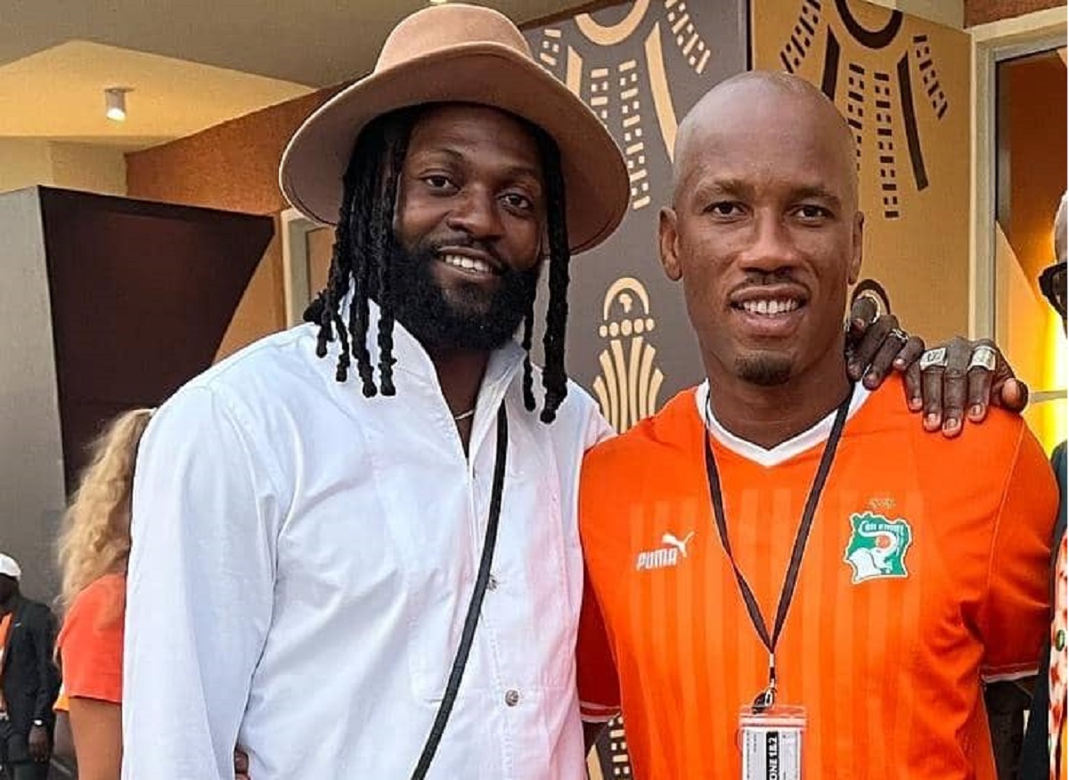 Stars : Didier Drogba chambre Adebayor (vidéo)