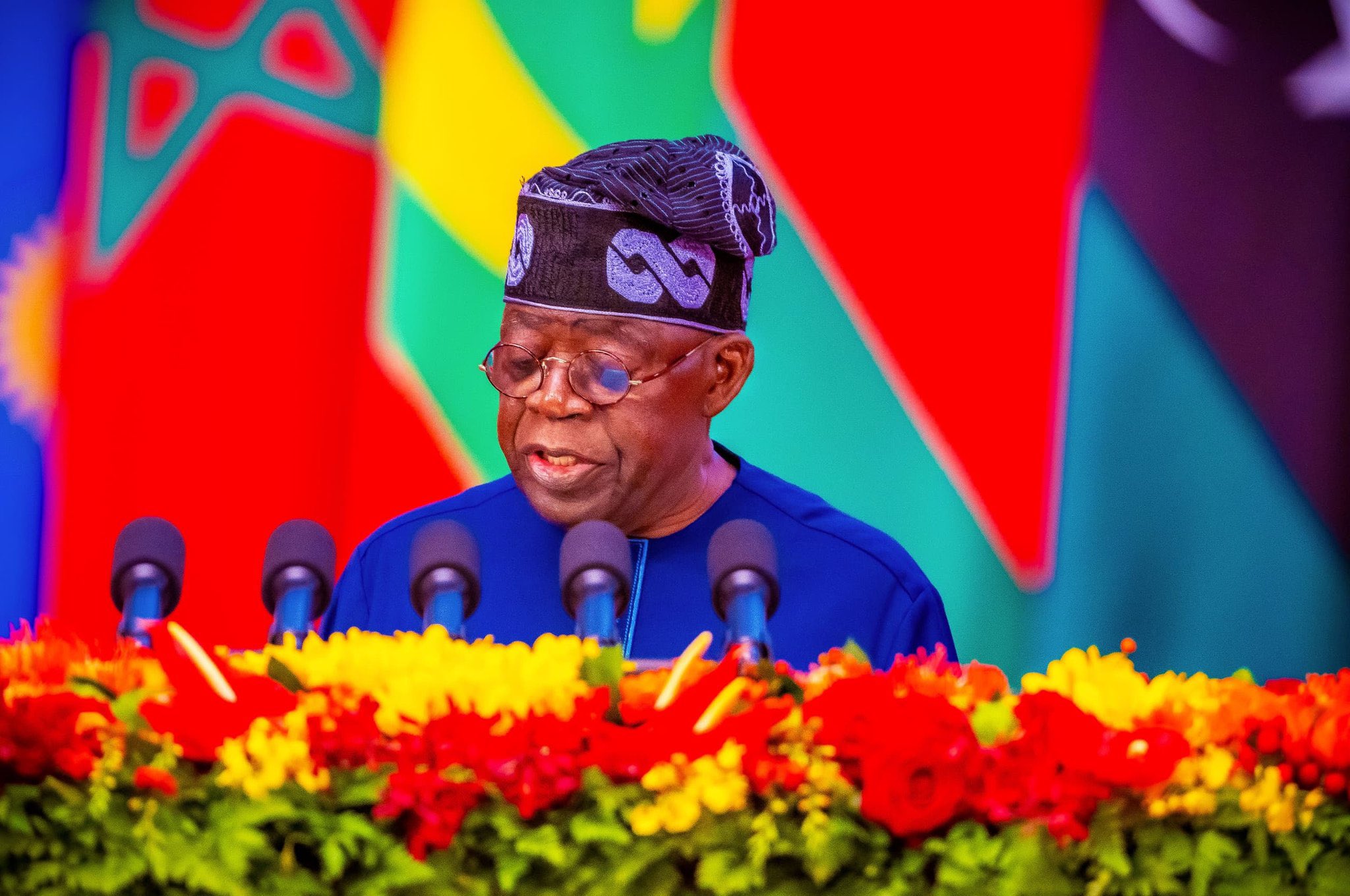 Loin de la France, Bola Tinubu prend ses responsabilités et appelle à la création d'une...