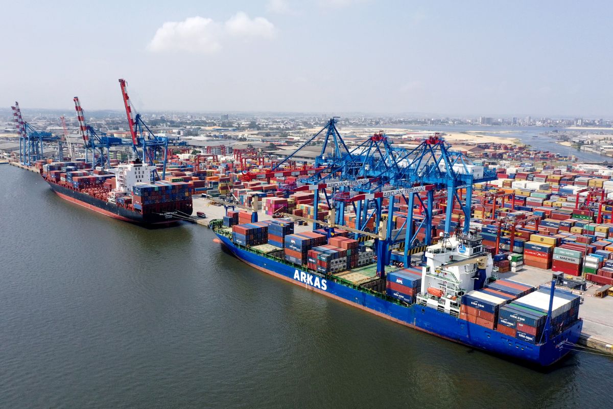 Le Burkina Faso et la Russie sollicitent le Port d'Abidjan pour l’exportation de... Le port d'Abidjan courtisé par la chambre de commerce de... Port d'Abidjan : loin de la France et de la CEDEAO, le Mali et la Côte d'Ivoire s'entendent pour...