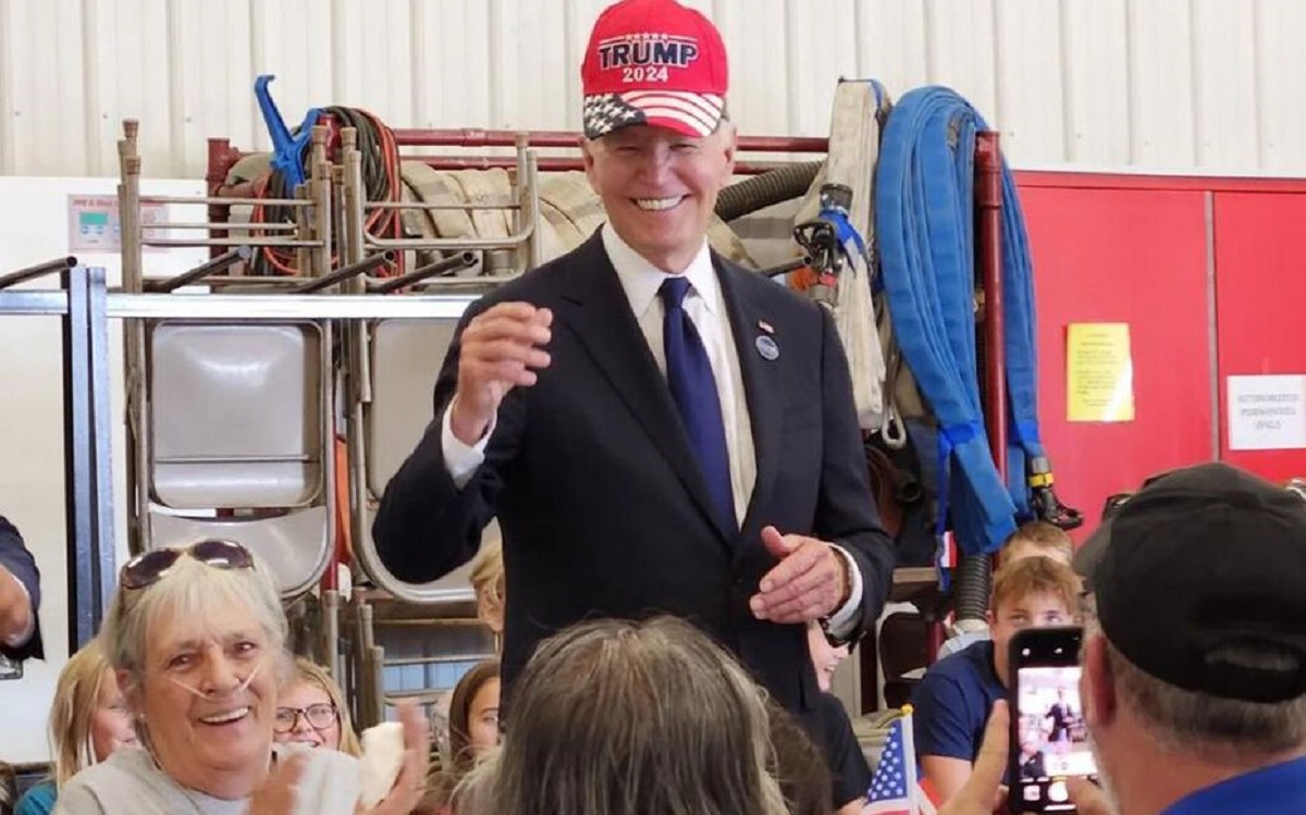 USA : Joe Biden se présente avec une casquette « Trump »; l’image surprenante d’une folle campagne