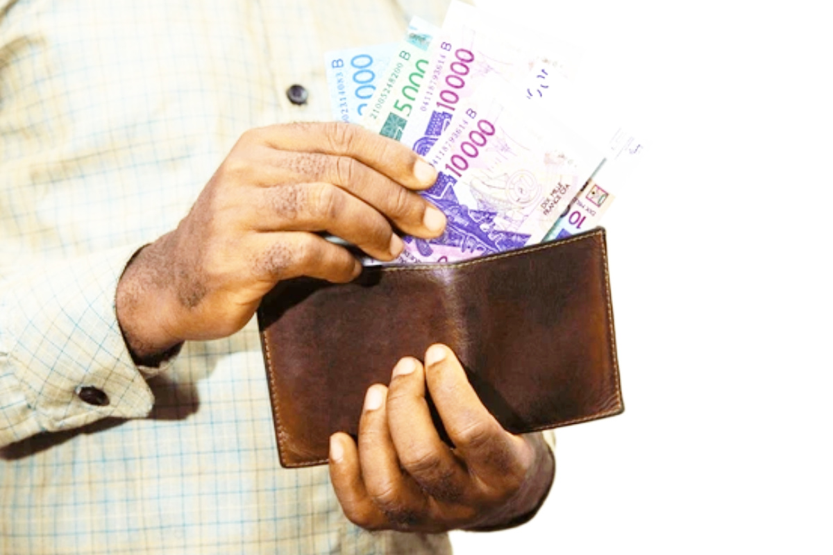 Côte d'Ivoire : séduit par un faux profil, il perd plus de 9 millions Côte d'Ivoire : ce géant minier annonce une augmentation de salaire à ses employés Bonne nouvelle pour les ménages et les entreprises dans ce pays africain : l’État supprime cinq grandes taxes argent de fêtes Côte d'Ivoire : il laisse son diplôme d'ingénieur et gagne 4 millions par mois grâce à cette activité