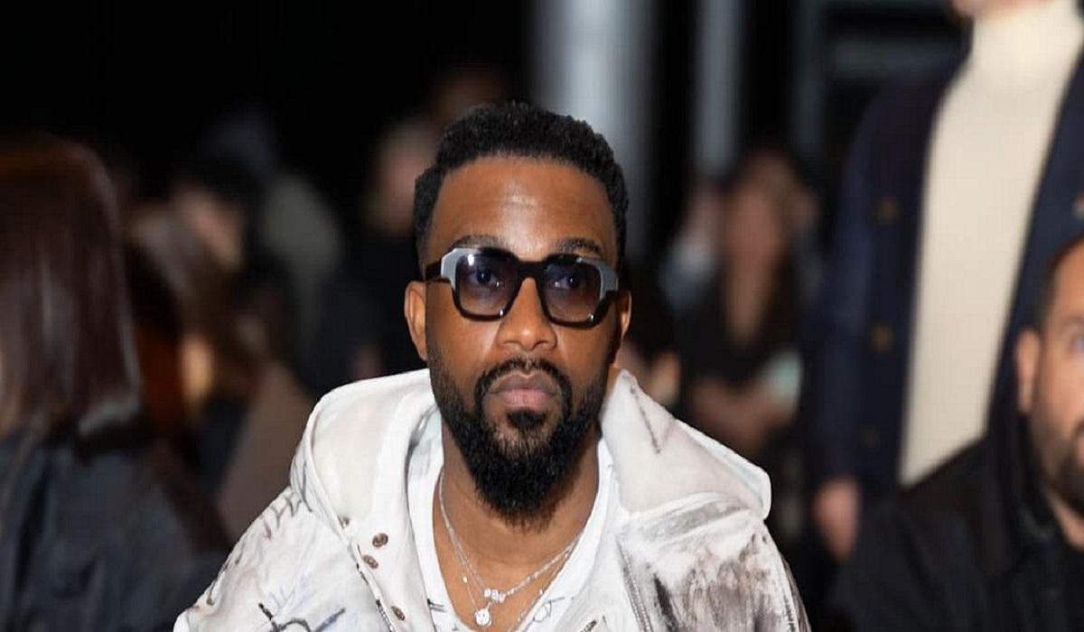 Fally Ipupa reçoit une bible en guise de cadeau : sa drôle de réaction(vidéo)