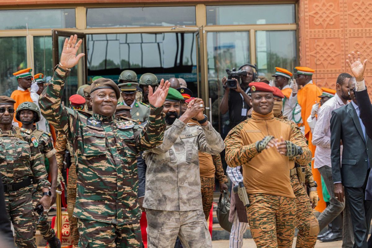 AES : grande décision du Général Assimi Goïta à l'endroit du capitaine Ibrahim Traoré et du général Tiani