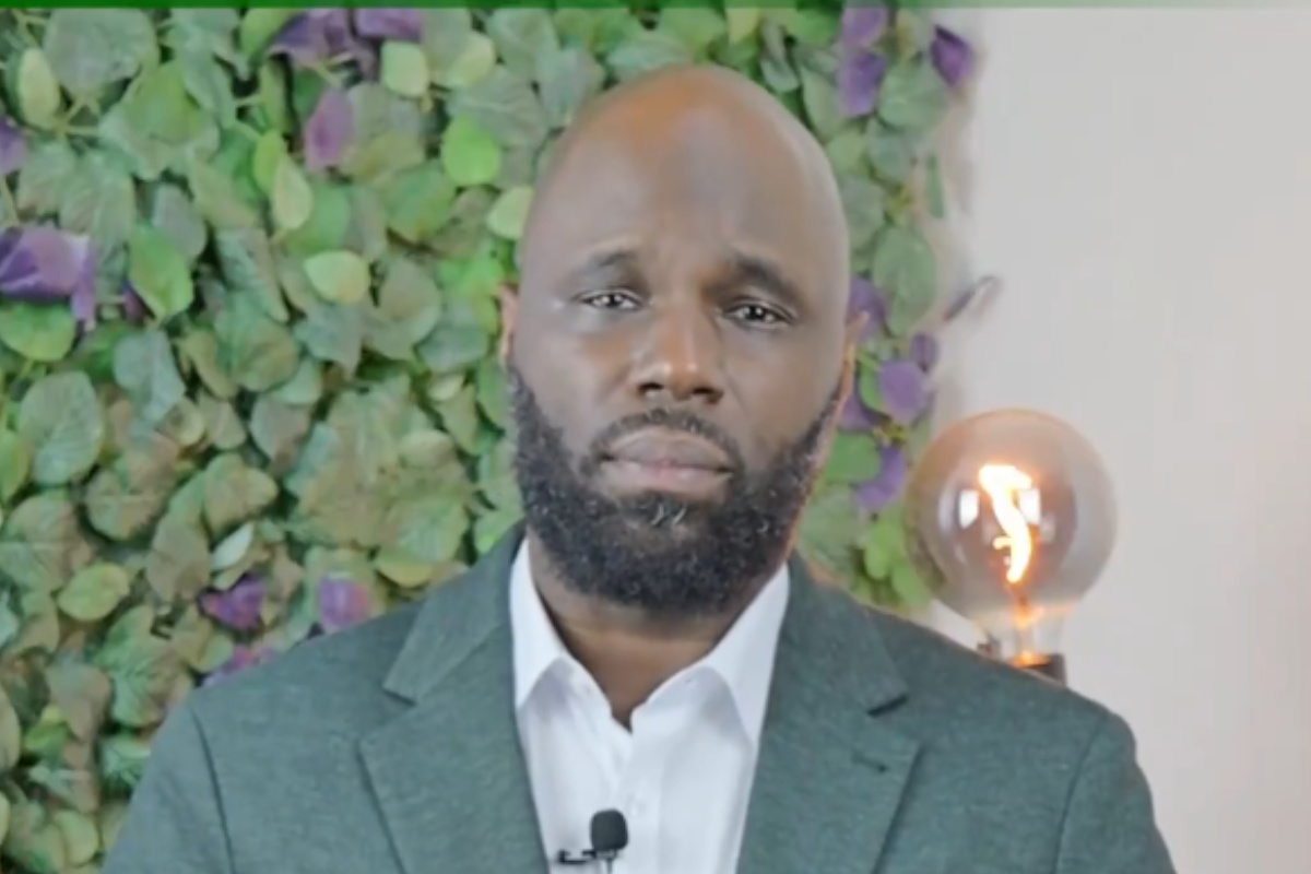 L’influenceur panafricaniste et anti-occidental Kemi Seba, visé depuis vendredi par un mandat d’arrêt international pour son soutien à la tentative de putsch au Bénin, Kemi Seba presidentielle