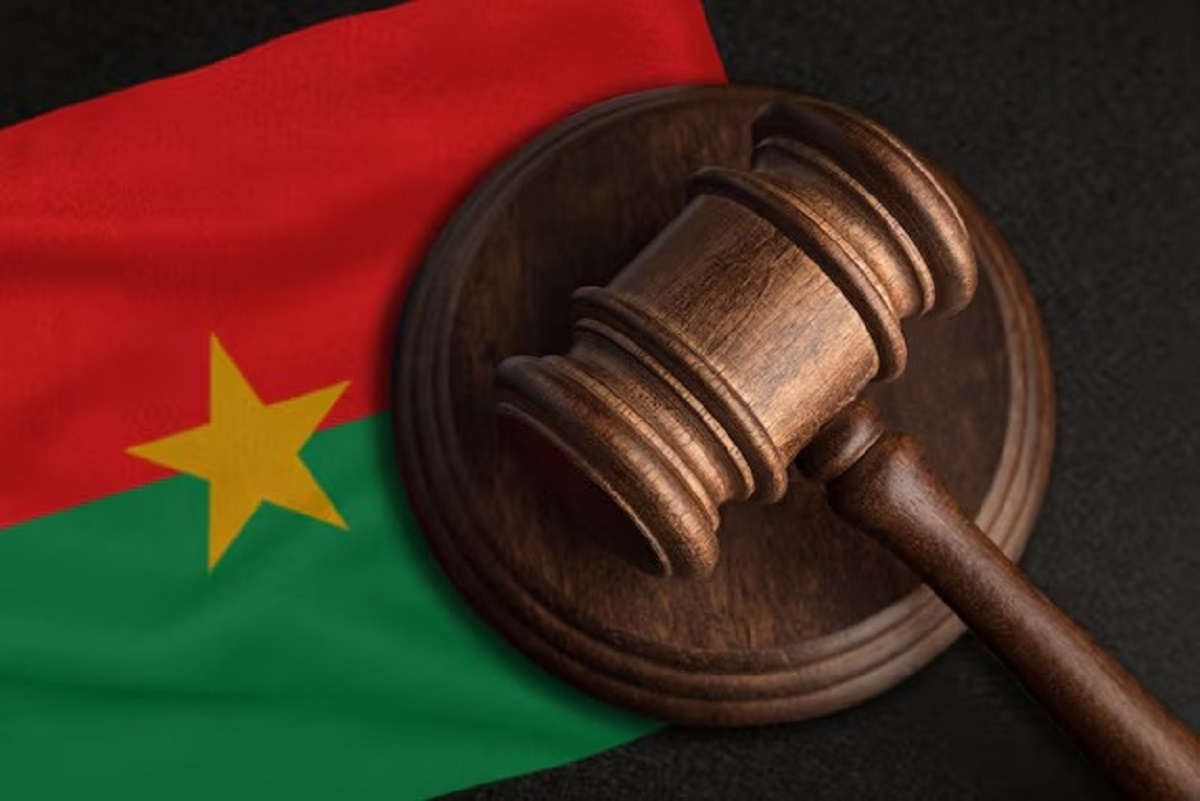 ‎Burkina Faso / Corruption : lourdes sanctions contre quatre magistrats et trois douaniers Burkina Faso : plusieurs magistrats durement sanctionnés pour...