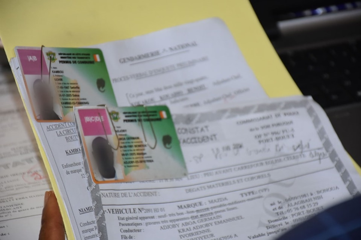 Côte d'Ivoire : suspension du permis de conduire de l’artiste Elow’n Côte d'Ivoire : les autorités retirent 40 permis à ces conducteurs Côte d'Ivoire les autorités retirent 15 permis de conduire à ces chauffeurs