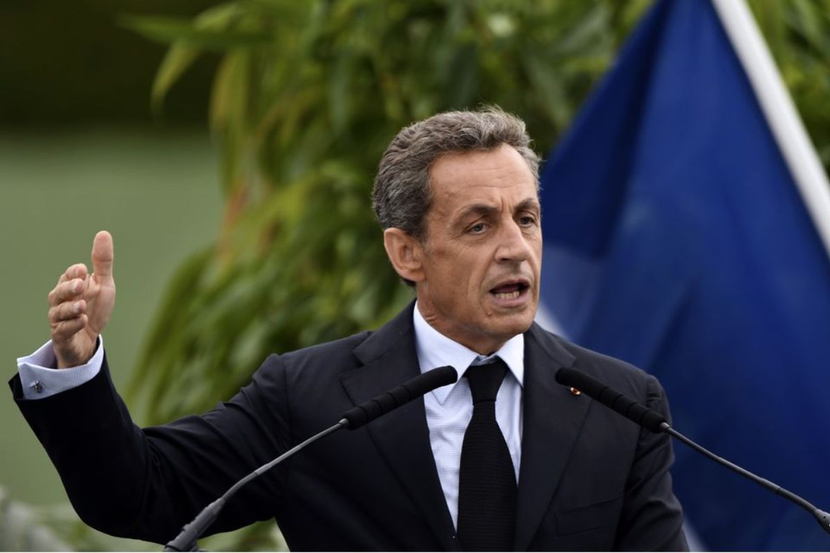 Sarkozy sort son "Journal d'un prisonnier" et le dédicace à Paris