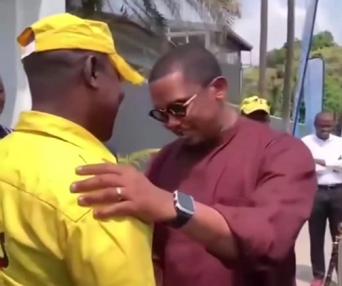 Samuel Eto’o rencontre un ancien coéquipier devenu vigile : sa réaction pleine de classe charme le web(vidéo)