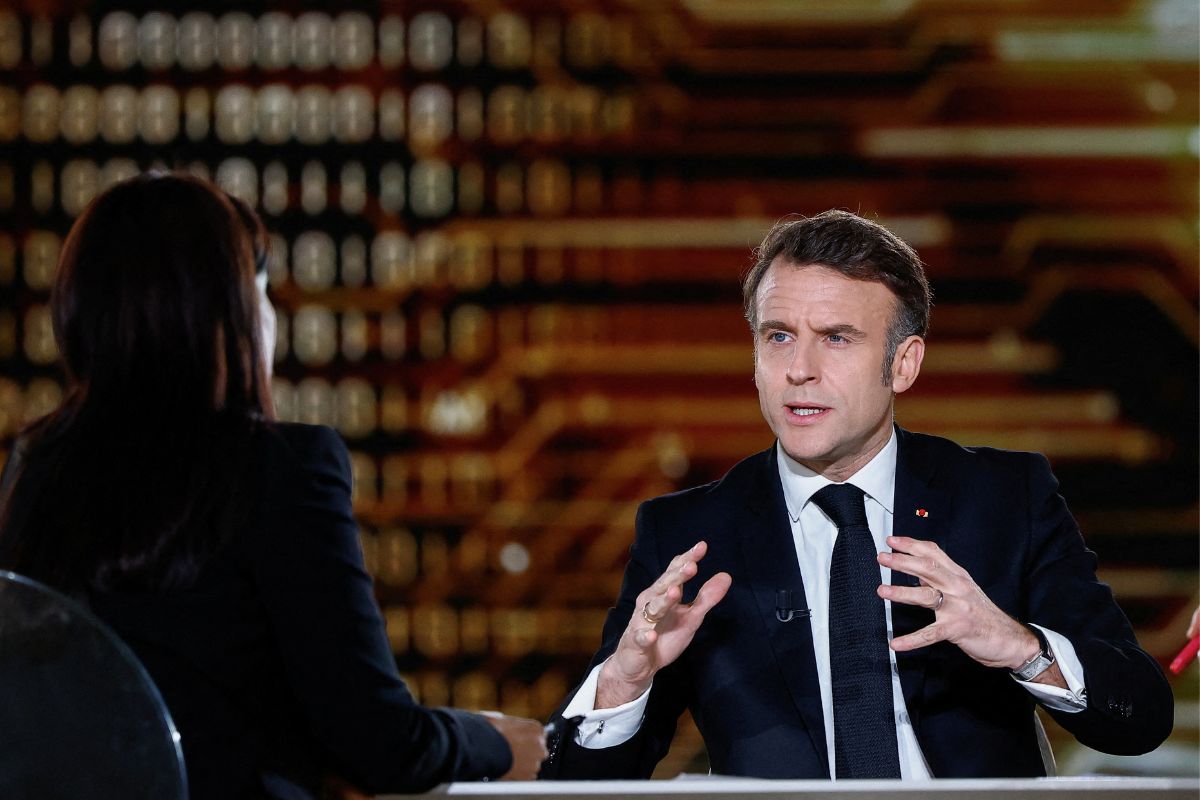 "Injustifiable et indigne", Emmanuel Macron condamne fermement le bombardement d'une église...