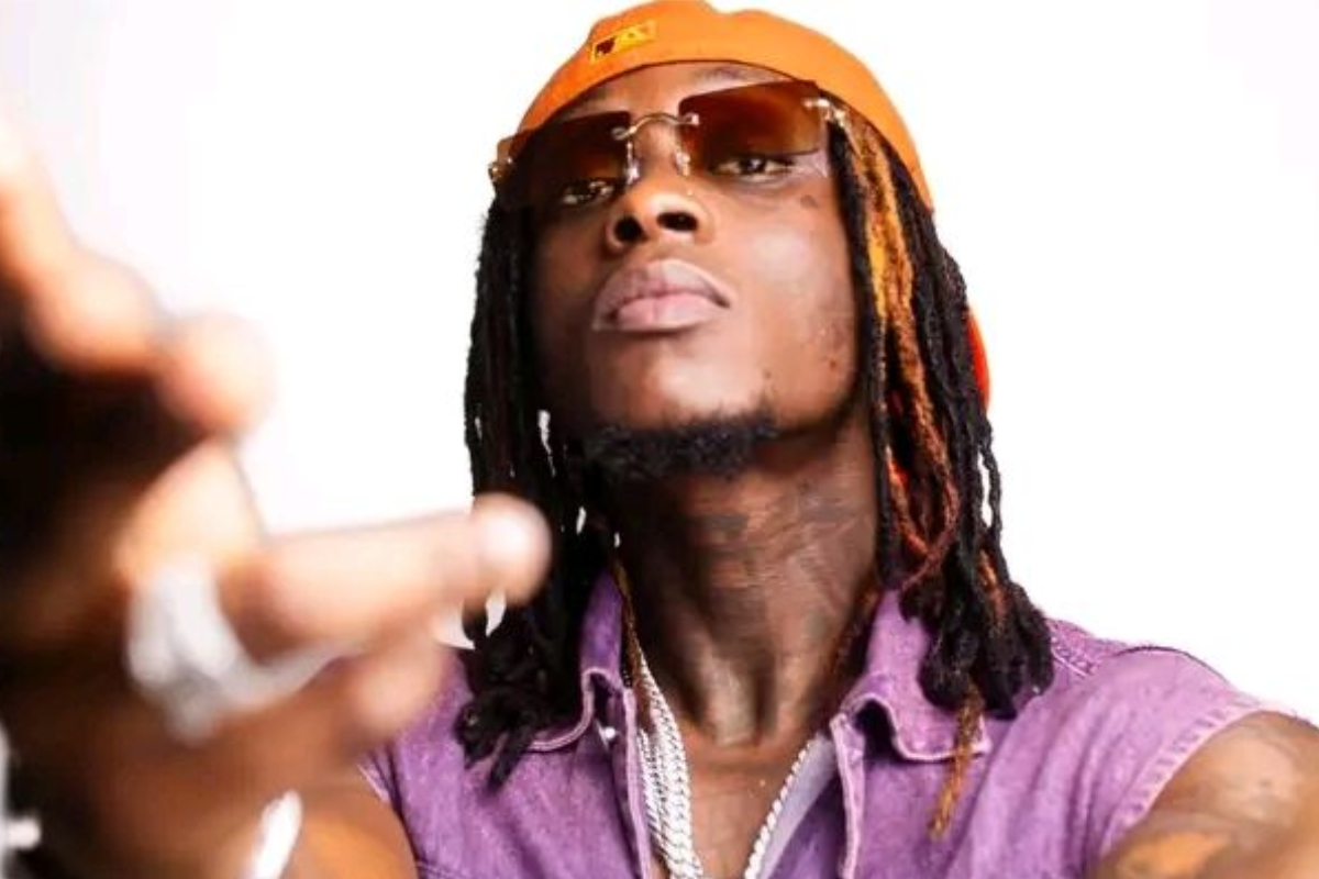himra moto Côte d'Ivoire : après son concert au stade de Korhogo, Himra laisse la pelouse dans un état...