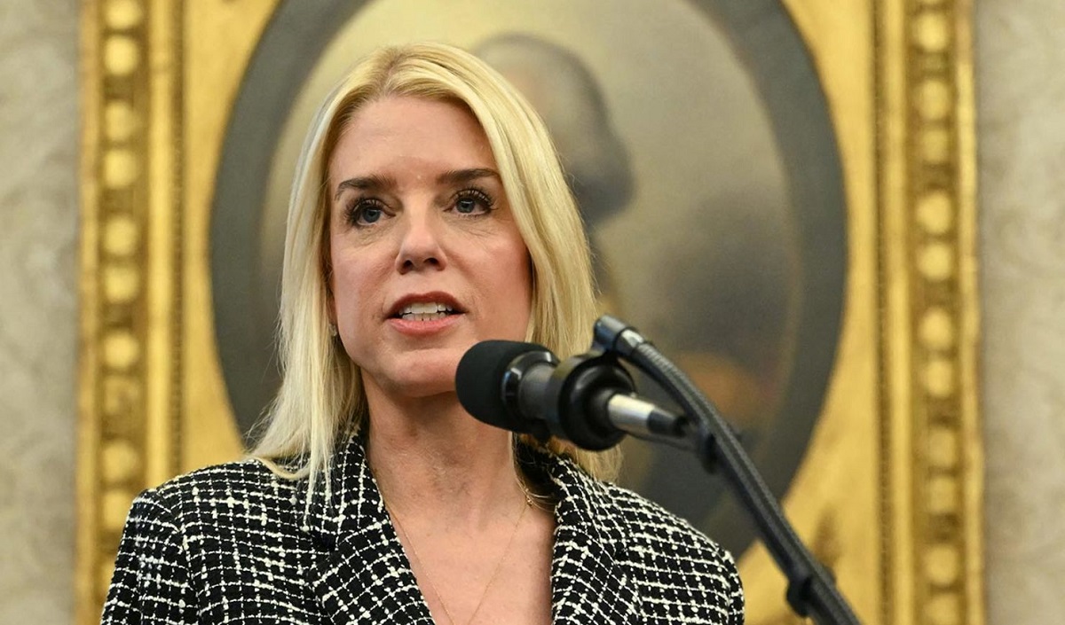 Des voitures Tesla vandalisées : la ministre américaine de la justice tape du poing sur la table