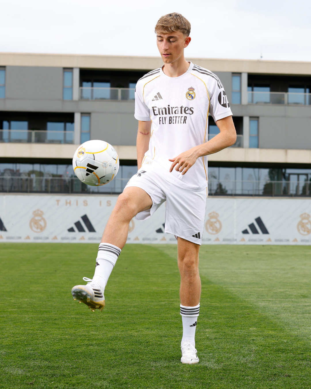 Real Madrid : Huijsen reçoit le numéro 4 et sait déjà ce qu’il doit faire