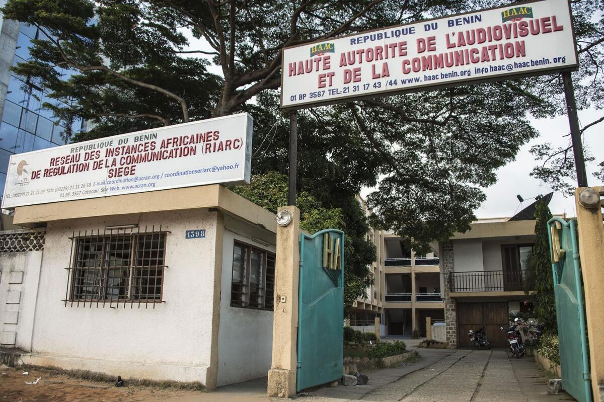 Bénin : un journaliste critique du pouvoir interpellé à Abidjan et extradé à Cotonou