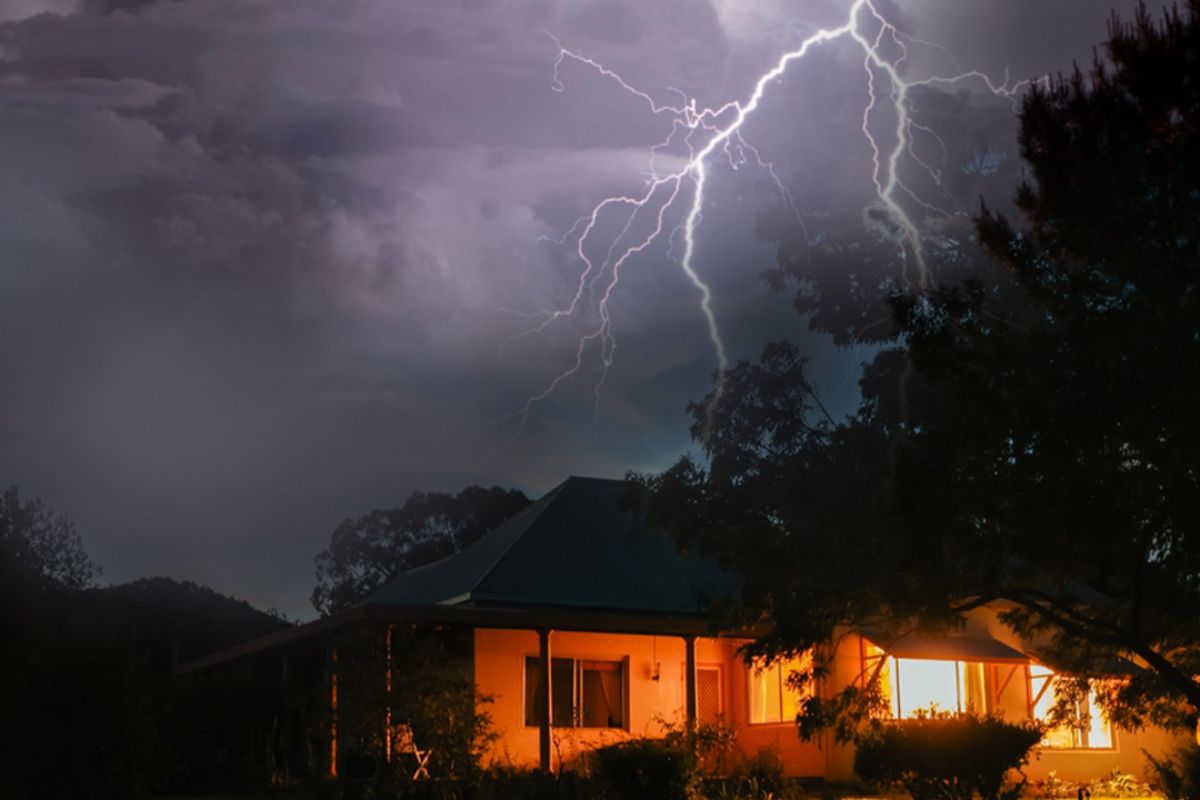 Orages et surtensions : comment protéger vos appareils électroniques de la foudre ?