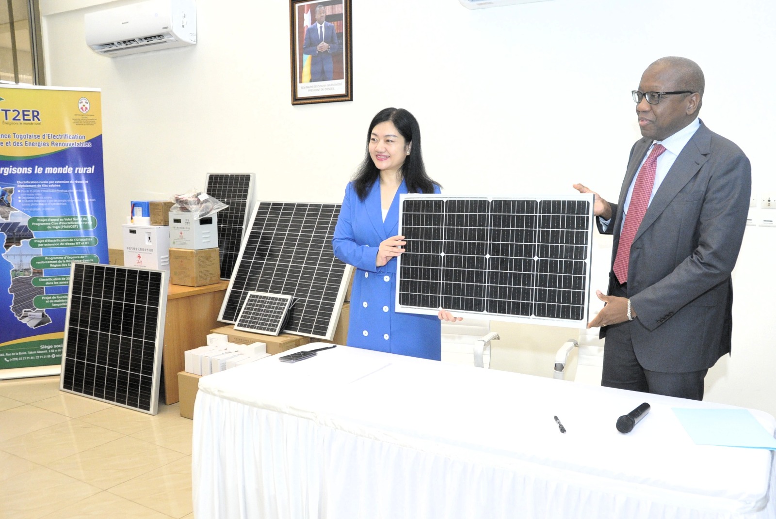 Africa Solar Belt : le Togo doit un merci à la Chine ; il reçoit de quoi électrifier des localités