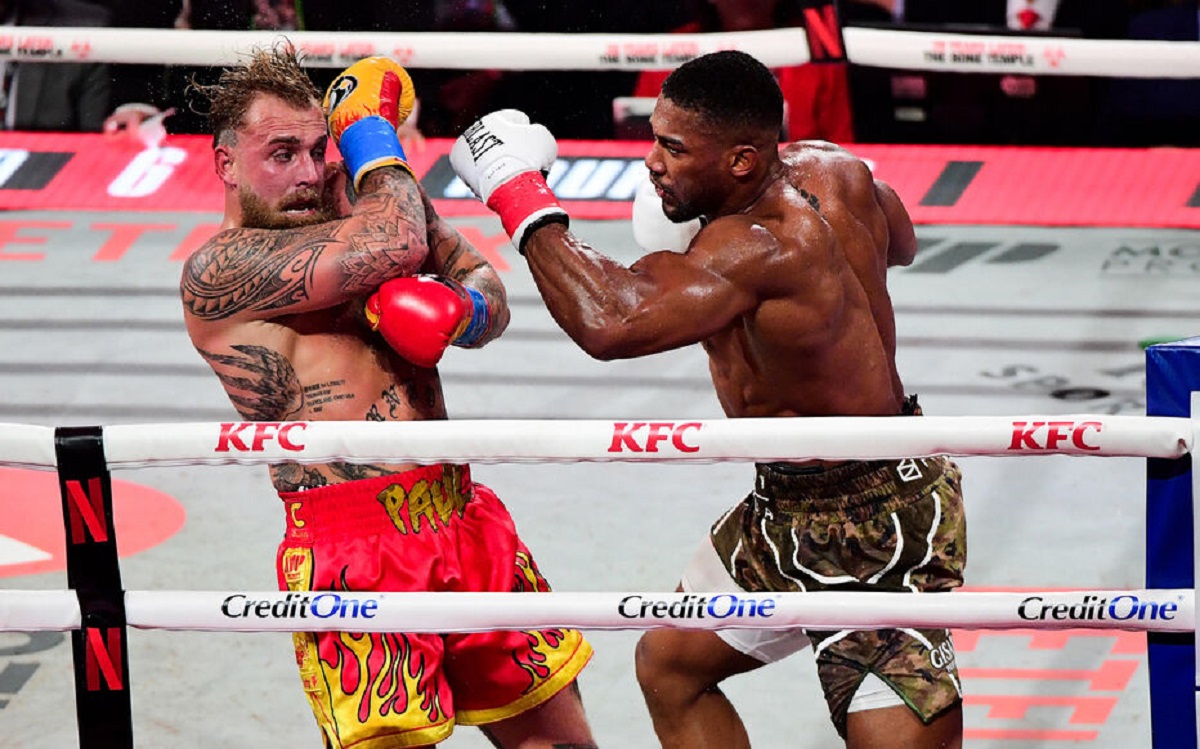 Jake Paul admis d’urgence à l’hôpital après le K.O. contre Anthony Joshua : l’influenceur souffre de…
