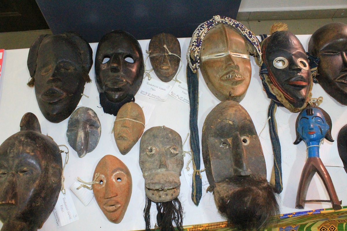 La Suisse remet plus de 100 objets culturels à la Côte d’Ivoire