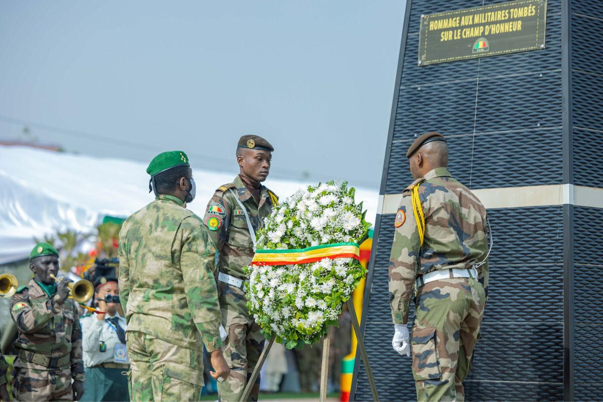 65e anniversaire de l’Armée malienne : le Président Assimi GOÏTA rend hommage aux pionniers