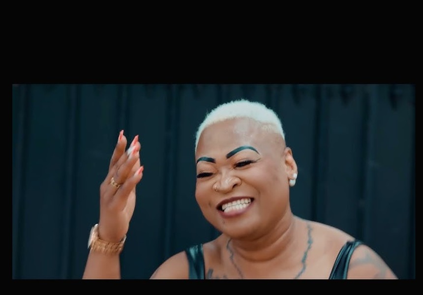 Cameroun par amour pour ses fans, elle retire son slip en pleine scène
