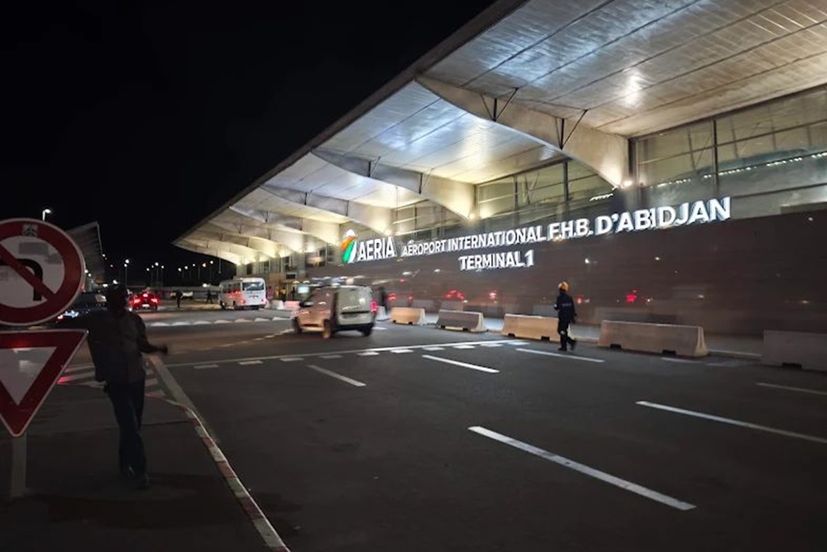 Côte d’Ivoire un avion d’Air France termine sa course sur une voie inhabituelle à l’aéroport Félix Houphouët-Boigny (vidéo)