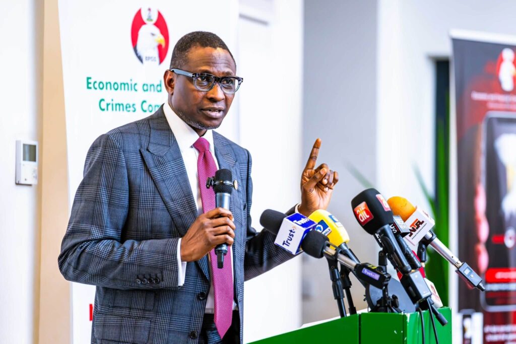 Nigeria : 1 233 milliards récupérés par la Commission des crimes économiques et financiers en 34 mois