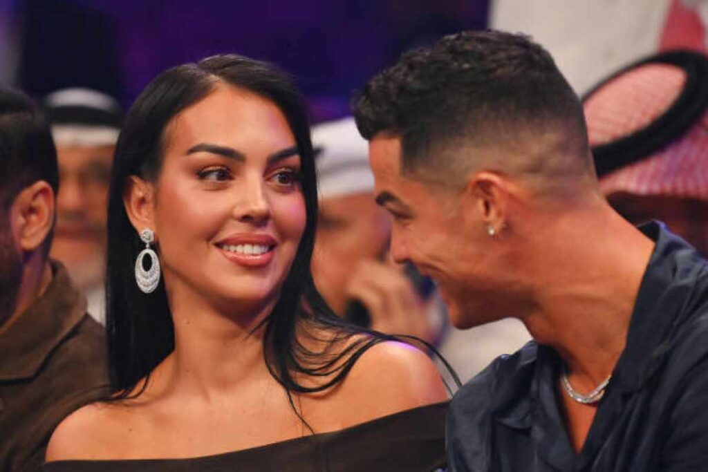 C'est fait : Cristiano Ronaldo et Georgina Rodriguez se sont mariés (photo) Le footballeur portugais Cristiano Ronaldo a épousé Georgina Rodriguez ce mardi 11 août. Le couple a annoncé la nouvelle sur Instagram. Une photographie montre leurs mains jointes, alliances visibles, doigts entrelacés. L'image a suffi à confirmer dix ans d'attente. La cérémonie s'est déroulée à Cascais, ville côtière proche de Lisbonne. Selon ESPN, l'union a eu lieu en petit comité, dans un cadre civil. Les cinq enfants du couple y assistaient. Aucune autre précision n'a filtré sur l'organisation ni sur les invités présents. Cette annonce surprend après plusieurs semaines de rumeurs contradictoires. Le week-end précédent, des milliers de curieux s'étaient massés devant la cathédrale de Funchal, à Madère. Ils espéraient assister aux noces sur l'île natale du joueur. Cette piste, largement relayée par la presse portugaise et britannique, s'est révélée fausse. Ronaldo et sa famille avaient d'ailleurs tourné ces spéculations en dérision, sans jamais confirmer de date précise. La date choisie n'est pas neutre. Georgina Rodriguez avait annoncé leurs fiançailles un 11 août, l'an dernier. Le couple a donc célébré son mariage exactement un an après cette demande. Sur le cliché publié mardi, les deux mariés portent du blanc. La légende, rédigée en espagnol par Georgina, reprend les mots de sa demande en mariage : « Sí, quiero. En esta y en todas mis vidas », soit « Oui, je le veux. Dans cette vie et dans toutes les autres. » L'histoire entre les deux personnalités remonte à 2016. Georgina Rodriguez travaillait alors comme vendeuse dans une boutique de luxe à Madrid. Elle y a croisé le champion portugais, déjà installé au sommet du football mondial. Leur relation, longtemps discrète, s'est révélée au grand public par étapes successives. Elle a ensuite pris une dimension publique lors d'événements sportifs et médiatiques. Au fil des années, le couple a construit une famille nombreuse. Cristiano Ronaldo Jr, né en 2010 d'une précédente relation, ouvre la fratrie. Les jumeaux Eva et Mateo sont nés en 2017, par gestation pour autrui. Alana Martina a suivi la même année, née de l'union du couple. Bella Esmeralda, dernière enfant, est arrivée en 2022. Cette naissance a été marquée par un deuil difficile : son frère jumeau n'a pas survécu à l'accouchement. Le mariage intervient à un moment particulier pour le joueur. Selon le magazine People, cité par plusieurs médias américains, Ronaldo entame la nouvelle saison saoudienne quelques jours après ses noces. Al-Nassr, son club, débute son championnat à la mi-août. Le champion, âgé de 41 ans, poursuit ainsi sa carrière tout en officialisant sa vie privée. Pour les jeunes lecteurs qui suivent la carrière du joueur depuis longtemps, cette union clôt une décennie de spéculations. Peu de célébrités attirent une attention comparable autour de leur vie sentimentale. Georgina Rodriguez, devenue mannequin et entrepreneuse reconnue, a construit sa propre notoriété en parallèle. Sa série documentaire sur une plateforme de streaming a renforcé sa visibilité, indépendamment du parcours sportif de son compagnon. Cette officialisation illustre aussi un phénomène plus large. Les réseaux sociaux permettent désormais aux célébrités de contrôler entièrement l'annonce de moments intimes. Aucune interview, aucun communiqué détaillé n'accompagne cette publication. Une seule image, sobre, a suffi à informer des millions d'abonnés en quelques minutes. Le couple n'a pas précisé si une réception plus large suivra cette cérémonie civile. Les rumeurs autour de Madère pourraient donc reprendre dans les prochaines semaines. En attendant, la nouvelle s'est propagée rapidement sur les principaux réseaux sociaux africains et internationaux.